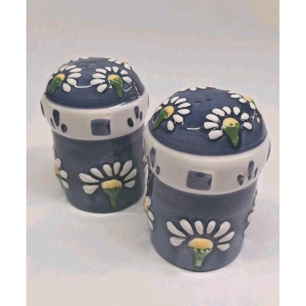 Oneida RETIRED Ceramic 'Spring Daisy' Salt & Pepper Shakers Hand Painted NWOB